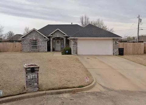 716 Wall Cir, Moore, OK 73160