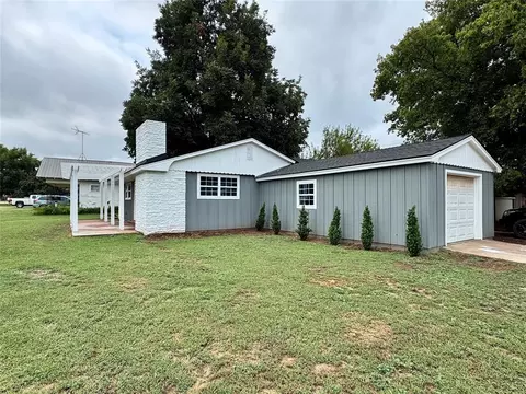 Exterior - 2002 S 20th St, Chickasha, OK 73018 photo 2 of 4