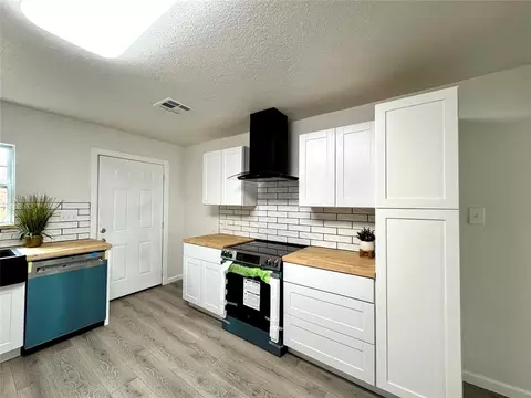 Kitchen - 2002 S 20th St, Chickasha, OK 73018 photo 4 of 5