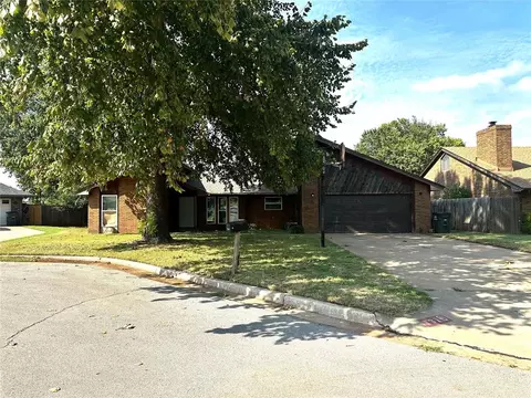 131 Regency Dr, Clinton, OK 73601