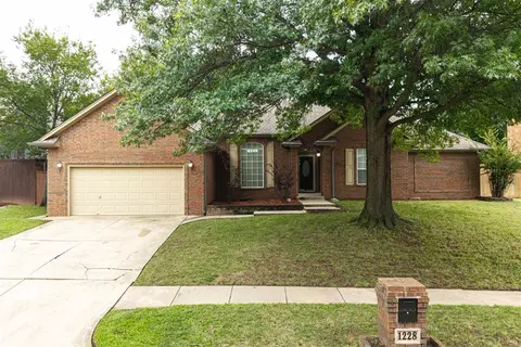 1228 Lamplighter Ln, Edmond, OK 73034