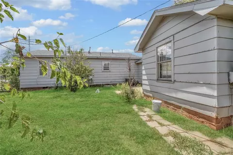 Exterior - 1217 E Cherry St, Altus, OK 73521 photo 5 of 7