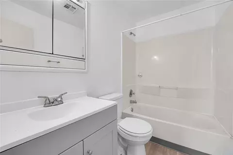 Bath - 1217 E Cherry St, Altus, OK 73521 photo 2 of 2