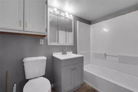 Bath - 1217 E Cherry St, Altus, OK 73521 photo 1 of 2