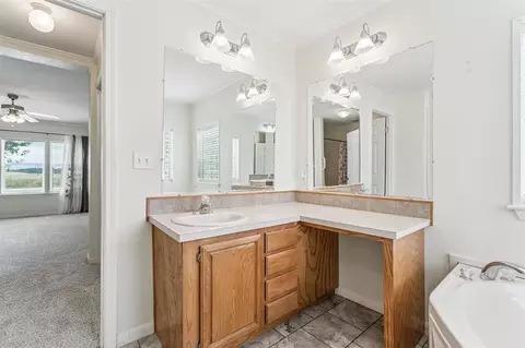 Bath - 618 W Ryland Rd, Crescent, OK 73028 photo 1 of 4