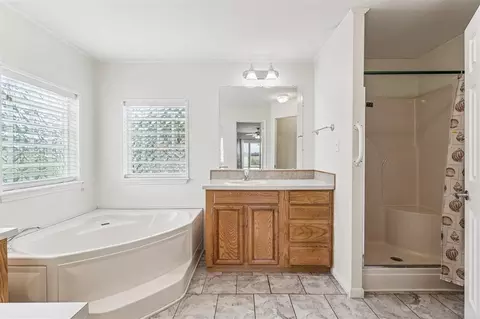 Bath - 618 W Ryland Rd, Crescent, OK 73028 photo 2 of 4
