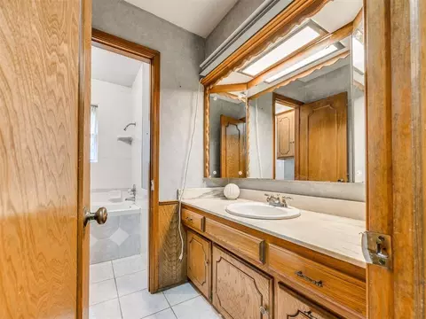 Bath - 3911 N Glade Ave, Bethany, OK 73008 photo 2 of 3