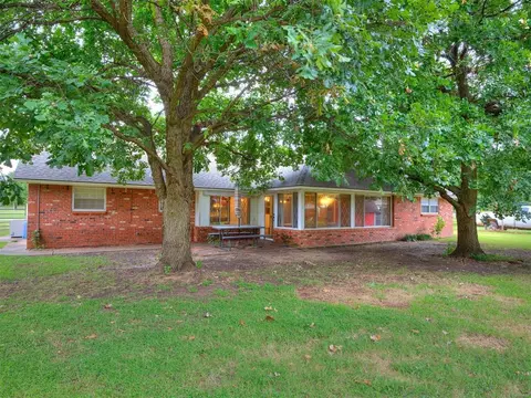 Exterior - 3911 N Glade Ave, Bethany, OK 73008 photo 7 of 8
