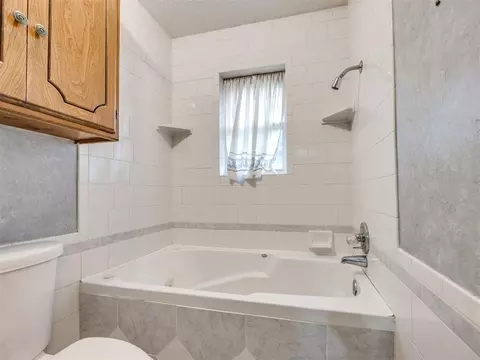 Bath - 3911 N Glade Ave, Bethany, OK 73008 photo 3 of 3