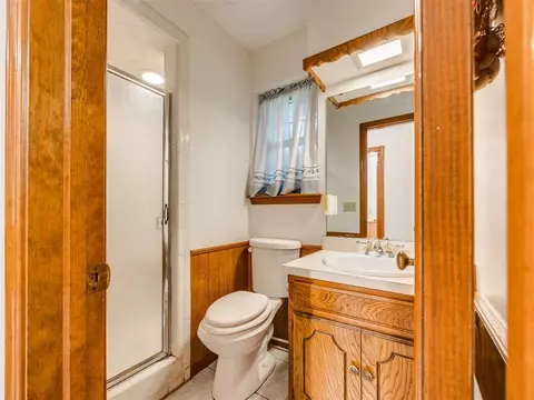 Bath - 3911 N Glade Ave, Bethany, OK 73008 photo 1 of 3