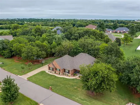 210 N Riverside Dr, Moore, OK 73160