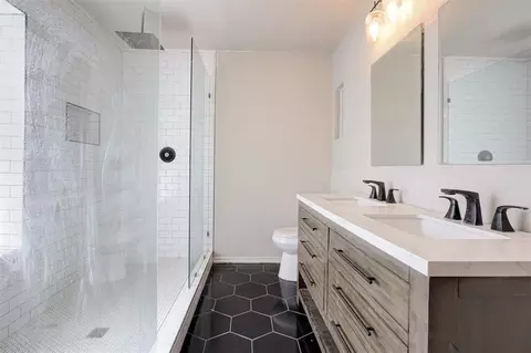 Bath - 418 Edwards Dr, Norman, OK 73072 photo 3 of 5