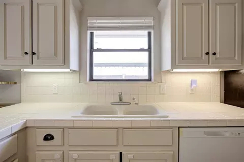 Kitchen - 418 Edwards Dr, Norman, OK 73072 photo 2 of 4