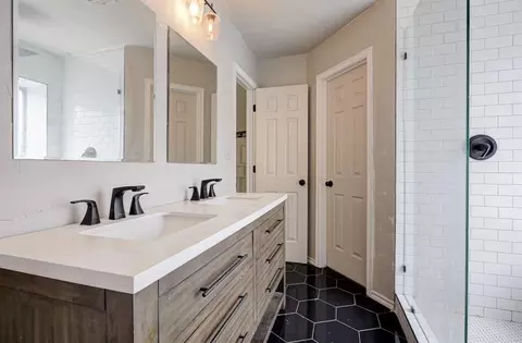Bath - 418 Edwards Dr, Norman, OK 73072 photo 2 of 5