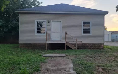 228 S 2nd St, Waukomis, OK 73773