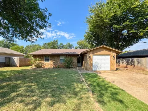 1900 Twin Tree Dr, Norman, OK 73071