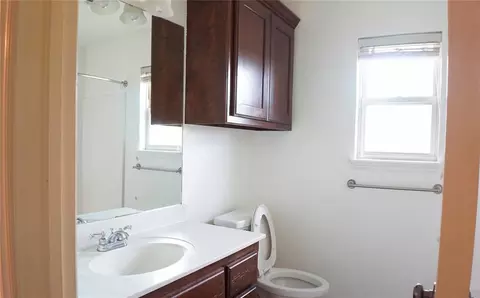 Bath - 600 Sally Ct, Moore, OK 73160 photo 2 of 3