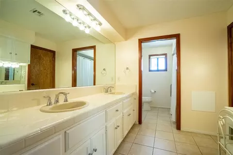 Bath - 2876 E Redbud Rd, Purcell, OK 73080 photo 1 of 4