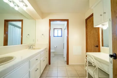 Bath - 2876 E Redbud Rd, Purcell, OK 73080 photo 2 of 4