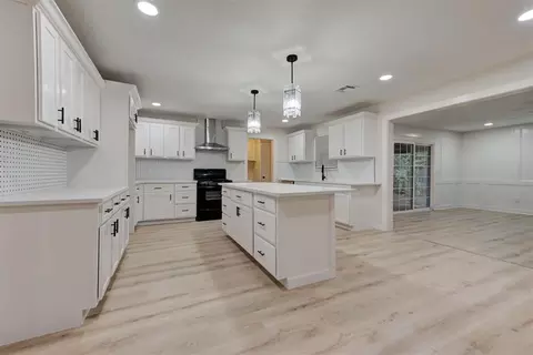721 NW 16th St, Moore, OK 73160