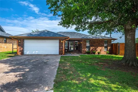 3208 California Ave, Chickasha, OK 73018