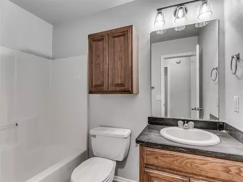 Bath - 1301 Briar Patch Way, Norman, OK 73071 photo 2 of 2