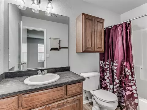 Bath - 1301 Briar Patch Way, Norman, OK 73071 photo 1 of 2