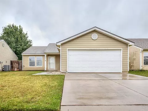 Exterior - 1301 Briar Patch Way, Norman, OK 73071 photo 2 of 4