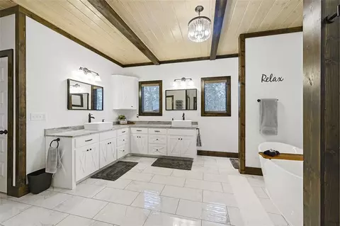 Bath - 814 W Eagle Mountain Trl, Broken Bow, OK 74728 photo 1 of 6