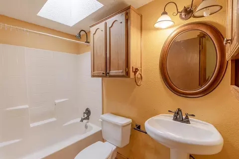 Bath - 2123 Parkview Dr, Moore, OK 73170 photo 1 of 4