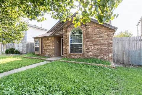 Exterior - 2123 Parkview Dr, Moore, OK 73170 photo 3 of 5
