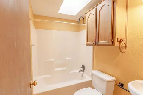 Bath - 2123 Parkview Dr, Moore, OK 73170 photo 2 of 4