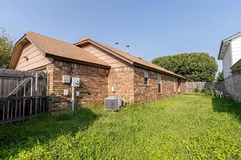 Exterior - 2123 Parkview Dr, Moore, OK 73170 photo 4 of 5