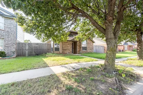 Exterior - 2123 Parkview Dr, Moore, OK 73170 photo 2 of 5