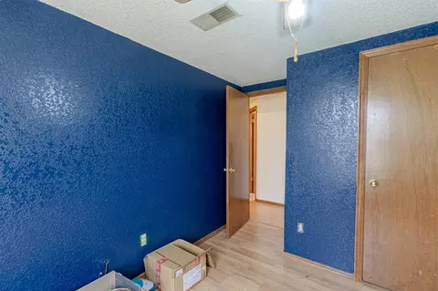 Bedroom - 2123 Parkview Dr, Moore, OK 73170 photo 2 of 3