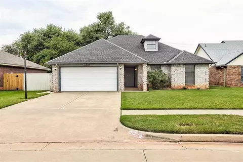 913 N Avery Dr, Moore, OK 73160