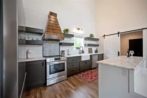 Kitchen - 1010 W Eagle Mountain Trl, Broken Bow, OK 74728 photo 6 of 8