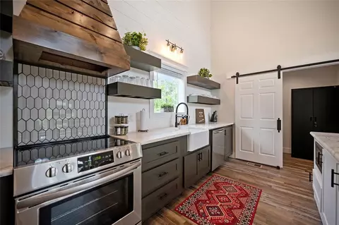 Kitchen - 1010 W Eagle Mountain Trl, Broken Bow, OK 74728 photo 4 of 8