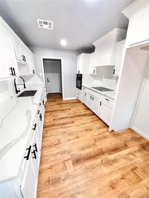 Kitchen - 1020 E Walnut St, Altus, OK 73521 photo 1 of 1