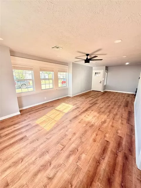 Living - 1020 E Walnut St, Altus, OK 73521 photo 1 of 2