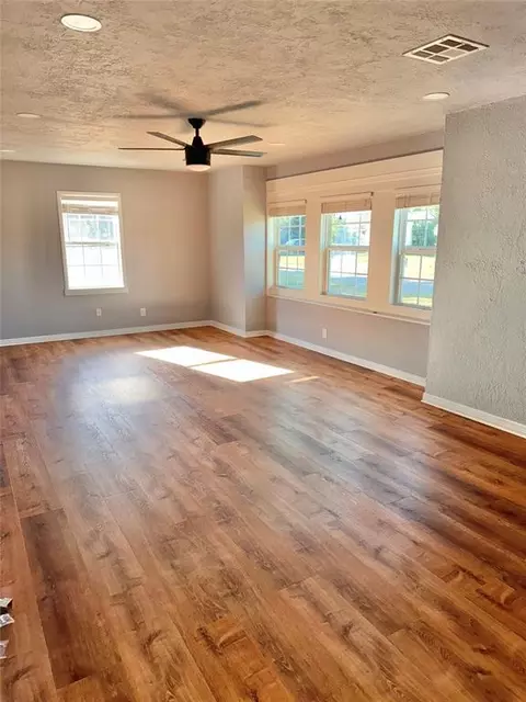 Living - 1020 E Walnut St, Altus, OK 73521 photo 2 of 2