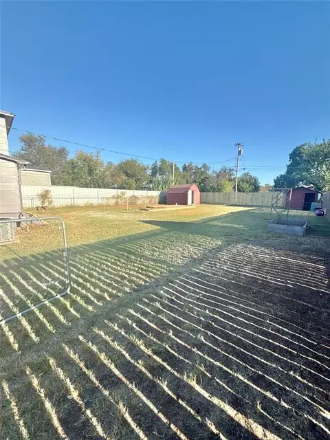 Exterior - 1020 E Walnut St, Altus, OK 73521 photo 2 of 2