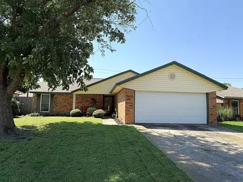 816 Royal Ln, Yukon, OK 73099