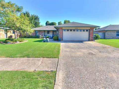1336 NW 8th St, Moore, OK 73160