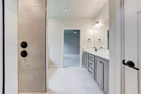 Bath - 3003 Pescara Dr, Norman, OK 73071 photo 3 of 7