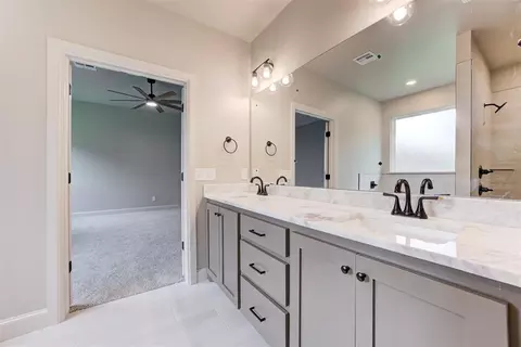 Bath - 3003 Pescara Dr, Norman, OK 73071 photo 4 of 7