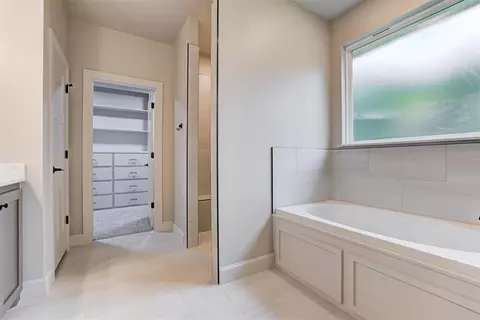 Bath - 3003 Pescara Dr, Norman, OK 73071 photo 2 of 7