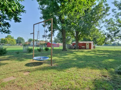 Exterior - 406 S Pine St, Crescent, OK 73028 photo 6 of 10