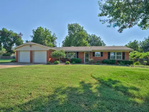 Exterior - 406 S Pine St, Crescent, OK 73028 photo 9 of 10