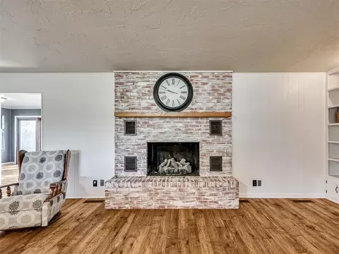 Living - 406 S Pine St, Crescent, OK 73028 photo 4 of 6